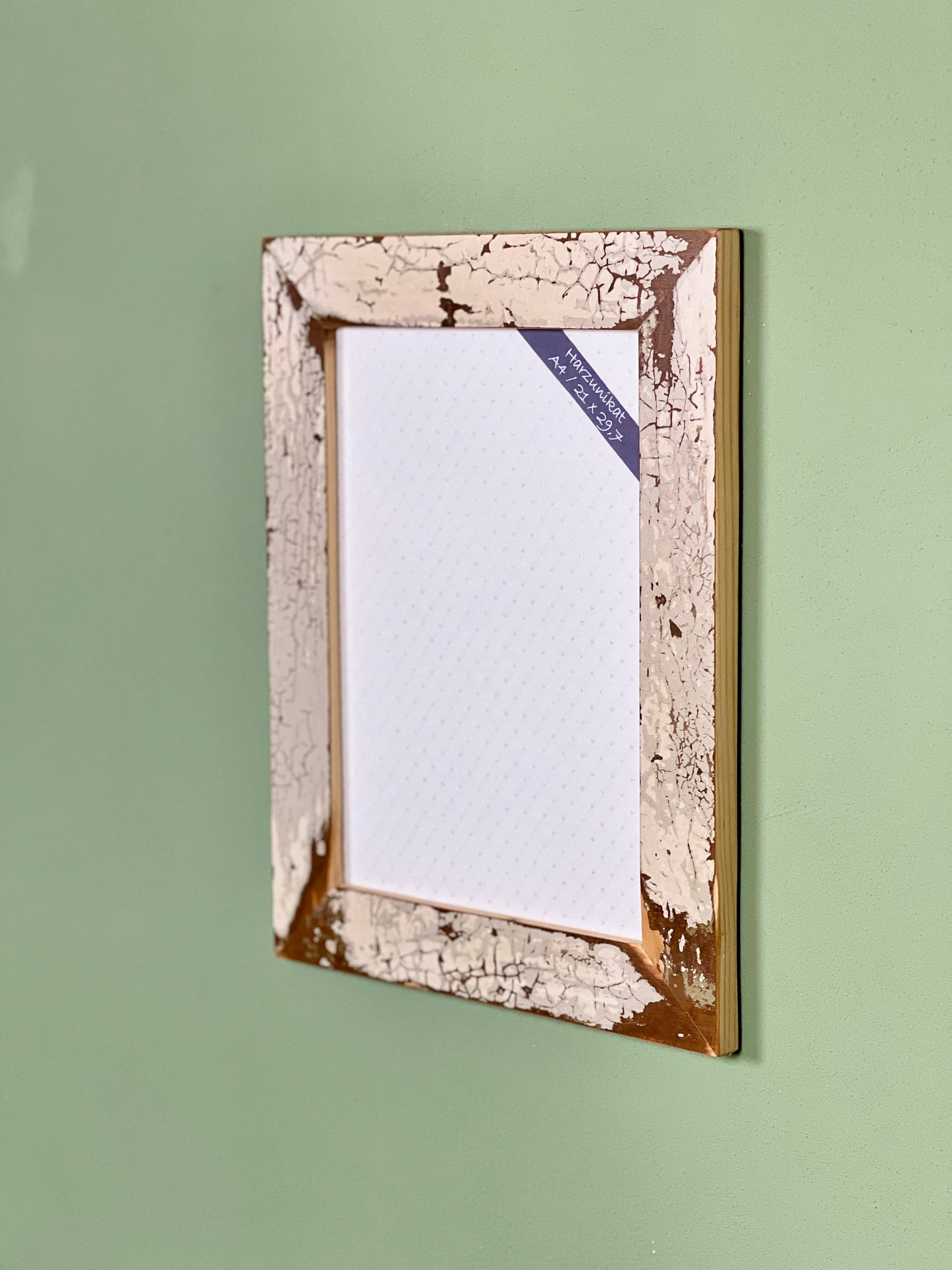 „Handgefertigter Vintage-Bilderrahmen aus Altholz im Format A4“